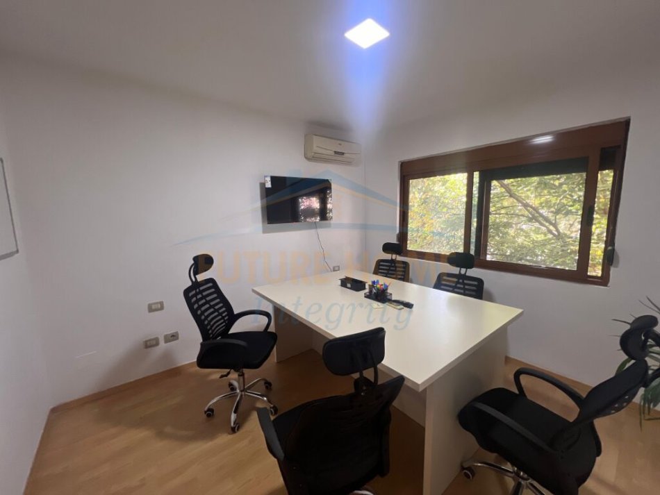 Tirane, jepet me qera zyre Kati 2, 70 m² 900 € (9-Kateshet)