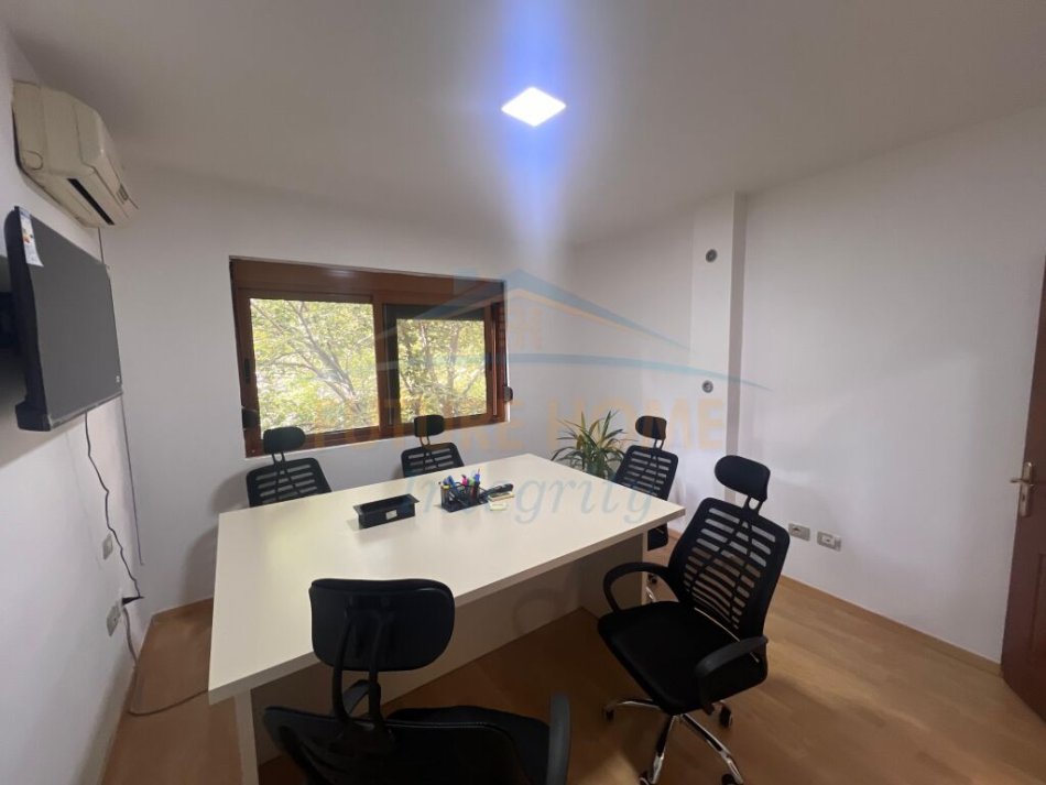 Tirane, jepet me qera zyre Kati 2, 70 m² 900 € (9-Kateshet)