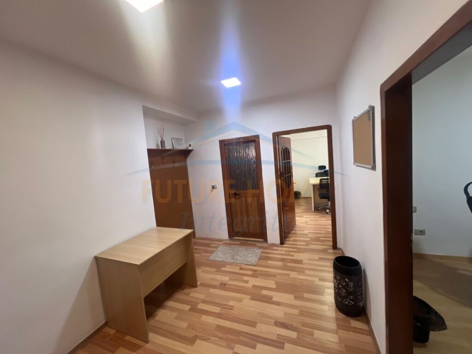 Tirane, jepet me qera zyre Kati 2, 70 m² 900 € (9-Kateshet)