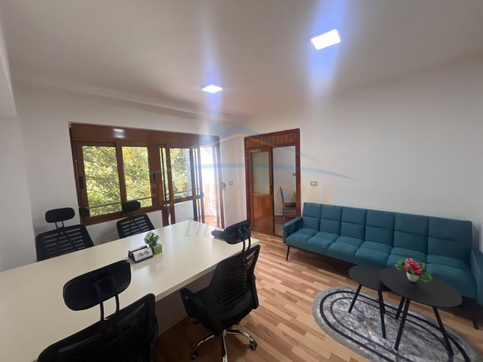 Tirane, jepet me qera zyre Kati 2, 70 m² 900 € (9-Kateshet)