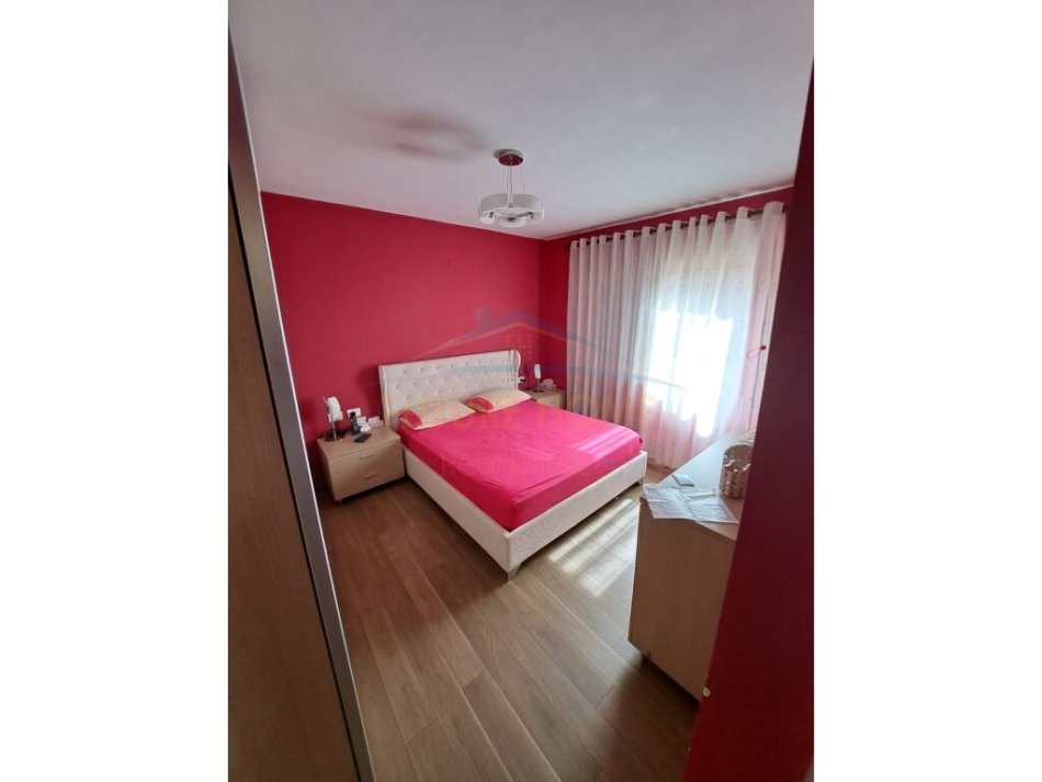 Tirane, jepet me qera apartament 3+1+Ballkon Kati 4, 80 m² 900 € (Piramida)