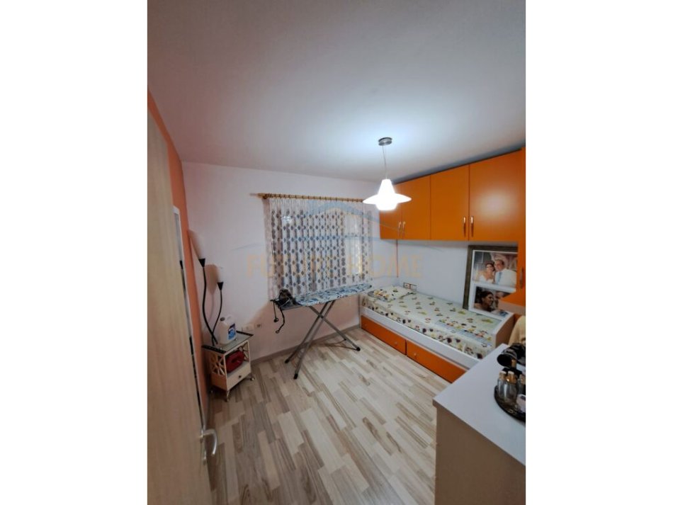 Tirane, jepet me qera apartament 3+1+Ballkon Kati 4, 80 m² 900 € (Piramida)