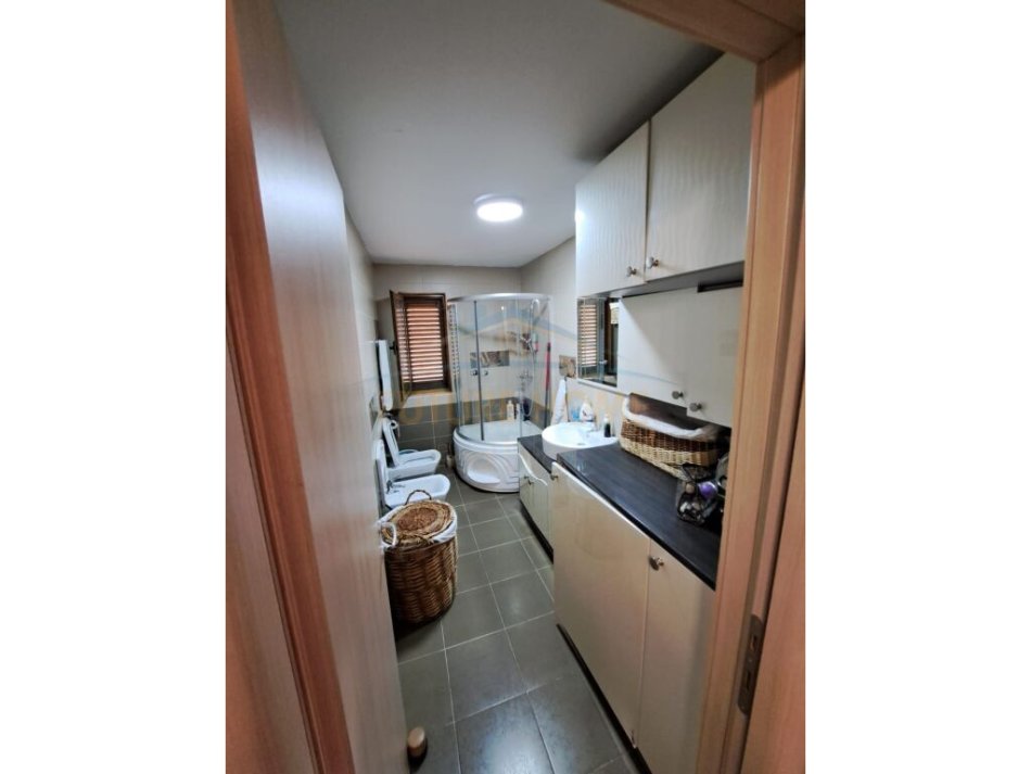 Tirane, jepet me qera apartament 3+1+Ballkon Kati 4, 80 m² 900 € (Piramida)