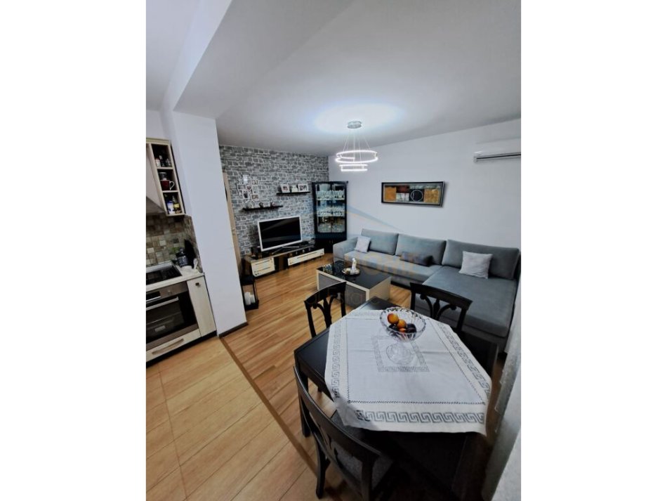 Tirane, jepet me qera apartament 3+1+Ballkon Kati 4, 80 m² 900 € (Piramida)