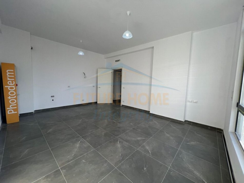 Tirane, jepet me qera apartament 1+1 Kati 2, 71 m² 300 € (DOGANA)