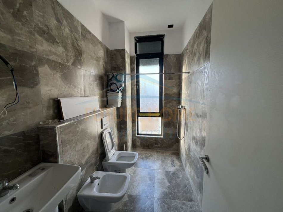 Tirane, jepet me qera apartament 1+1 Kati 2, 71 m² 300 € (DOGANA)