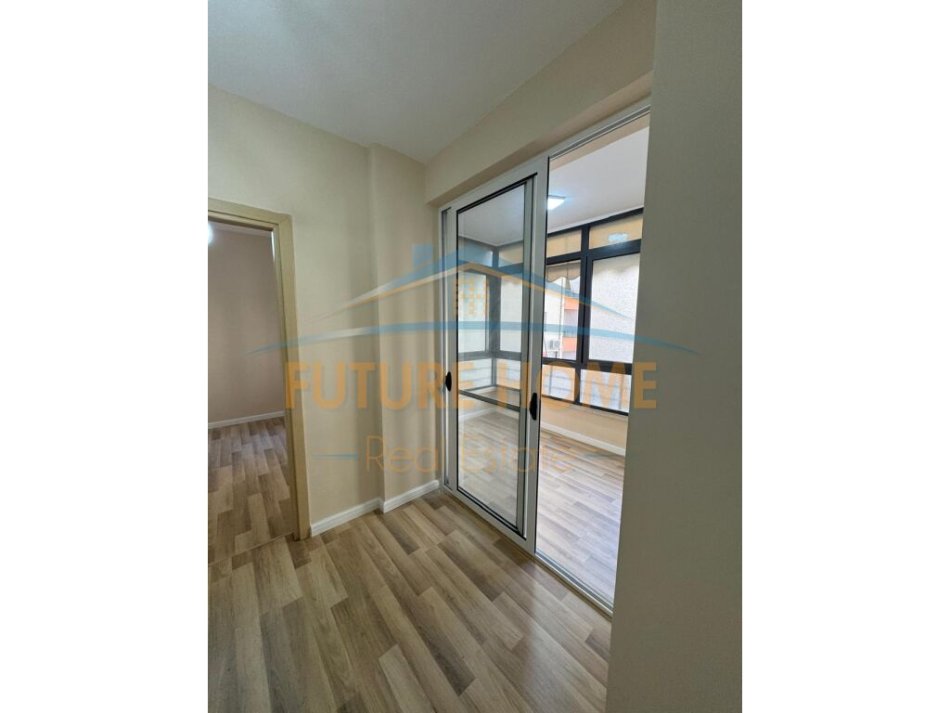 Tirane, shitet apartament 2+1+Ballkon Kati 2, 83 m² 125.000 € (Unaza e Re)
