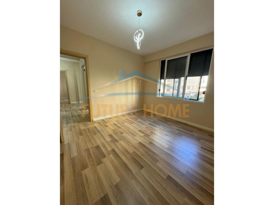 Tirane, shitet apartament 2+1+Ballkon Kati 2, 83 m² 125.000 € (Unaza e Re)