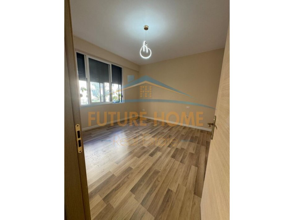 Tirane, shitet apartament 2+1+Ballkon Kati 2, 83 m² 125.000 € (Unaza e Re)