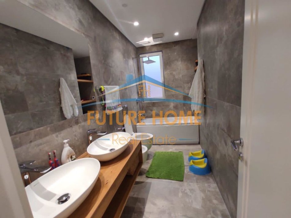 Tirane, jepet me qera apartament 2+1+Ballkon Kati 5, 167 m² 2.200 € (Blloku)