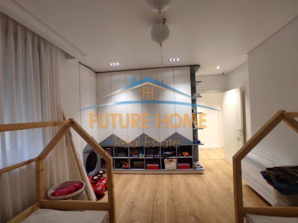 Tirane, jepet me qera apartament 2+1+Ballkon Kati 5, 167 m² 2.200 € (Blloku)