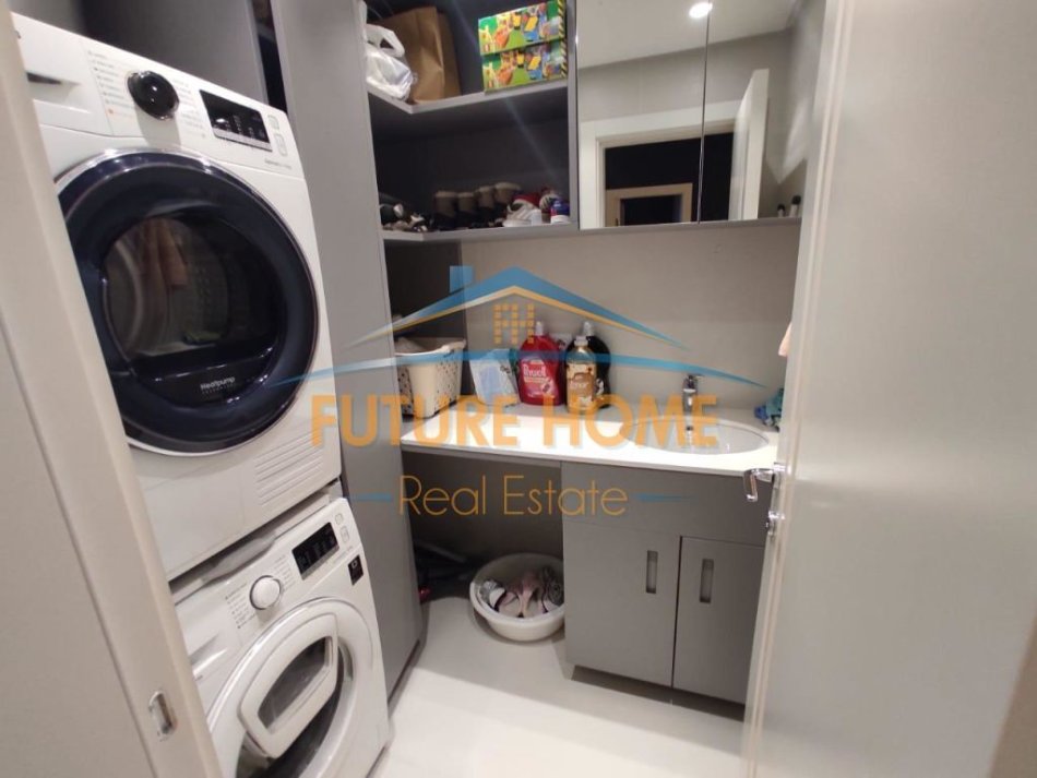 Tirane, jepet me qera apartament 2+1+Ballkon Kati 5, 167 m² 2.200 € (Blloku)