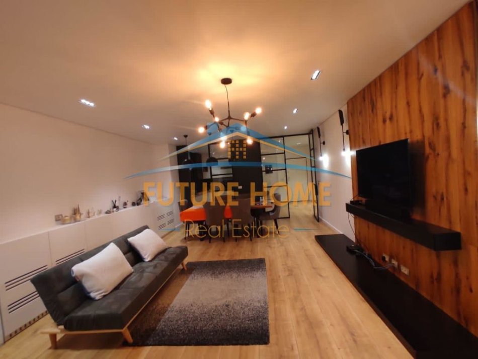 Tirane, jepet me qera apartament 2+1+Ballkon Kati 5, 167 m² 2.200 € (Blloku)