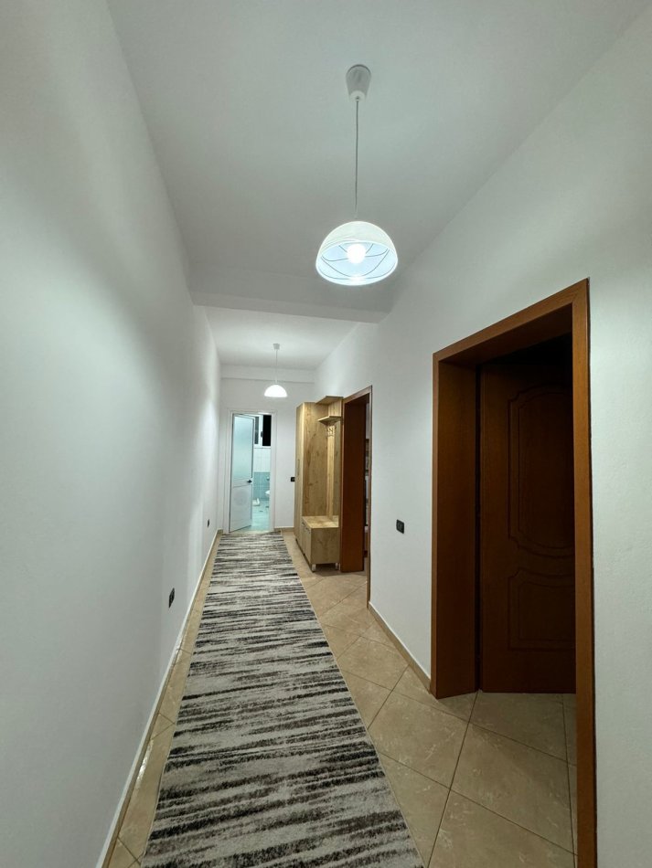 Tirane, jepet me qera apartament 1+1+Ballkon Kati 4, 90 m² 500 € (rruga 5 Maj)