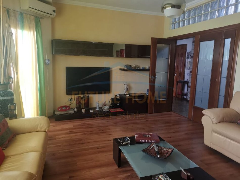 Durres, shitet 2 Katshe , 550 m² 550.000 € (Shitet, Vile , Prane UKD , Durres)