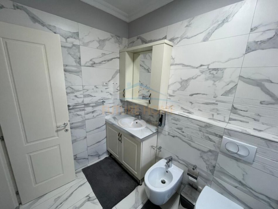 Tirane, jepet me qera apartament 2+1 Kati 2, 150 m² 600 € 