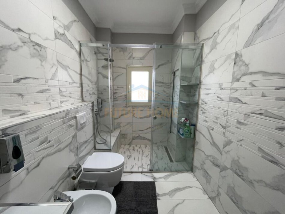 Tirane, jepet me qera apartament 2+1 Kati 2, 150 m² 600 € 
