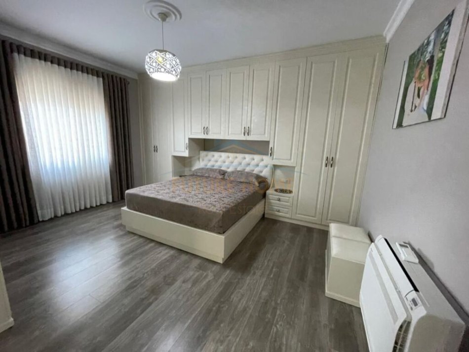Tirane, jepet me qera apartament 2+1 Kati 2, 150 m² 600 € 