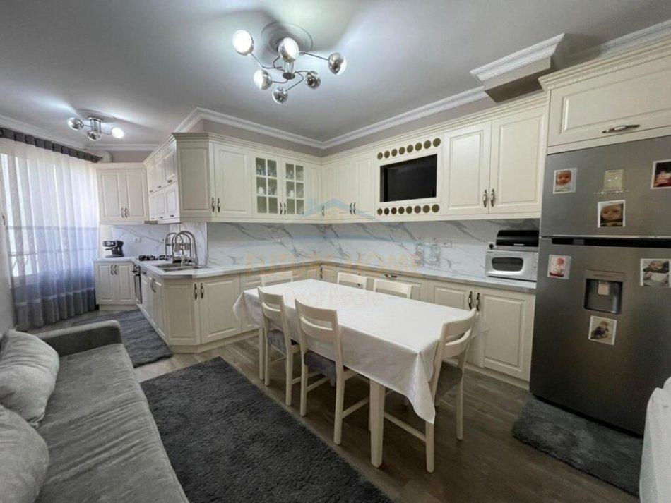 Tirane, jepet me qera apartament 2+1 Kati 2, 150 m² 600 € 