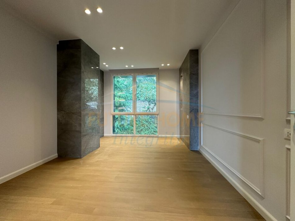 Tirane, jepet me qera apartament 3+1+Aneks+Ballkon Kati 2, 153 m² 1.300 € (Sauk)