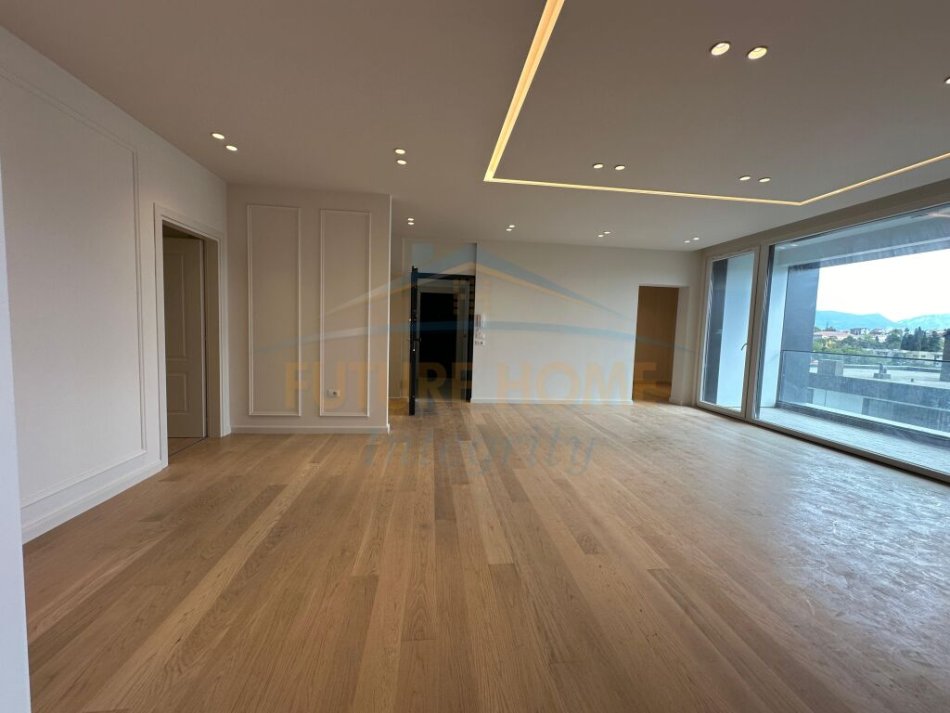Tirane, jepet me qera apartament 3+1+Aneks+Ballkon Kati 2, 153 m² 1.300 € (Sauk)
