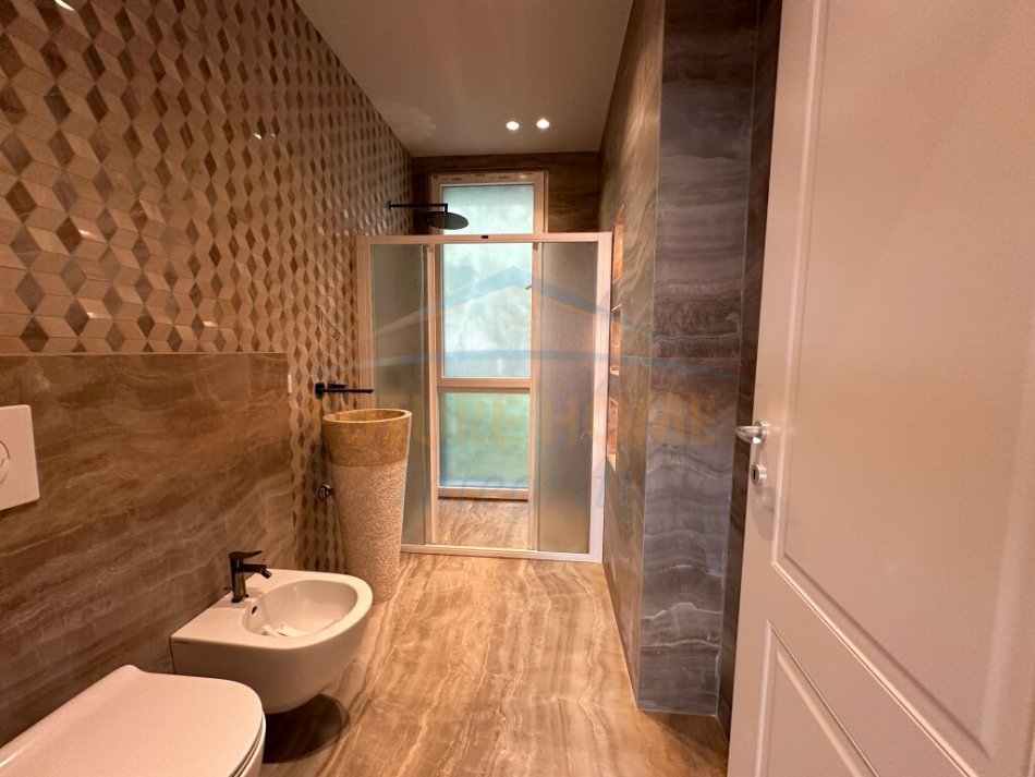 Tirane, jepet me qera apartament 3+1+Aneks+Ballkon Kati 2, 153 m² 1.300 € (Sauk)