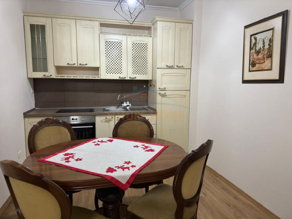Tirane, jepet me qera apartament 2+1+Ballkon Kati 5, 100 m² 800 € (Toptani)
