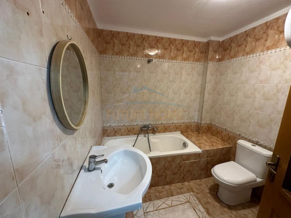 Tirane, jepet me qera apartament 2+1+Ballkon Kati 5, 100 m² 800 € (Toptani)