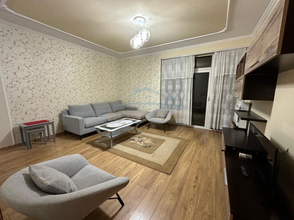 Tirane, jepet me qera apartament 2+1+Ballkon Kati 5, 100 m² 800 € (Toptani)