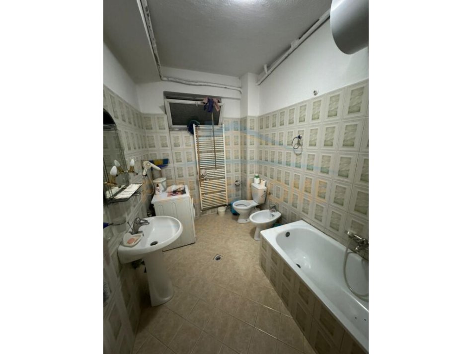 Korce, jepet me qera apartament 1+1 Kati 5, 70 m² 250 € (Lagjia 16)