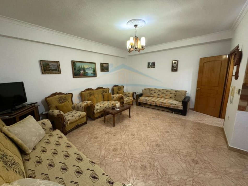 Korce, jepet me qera apartament 1+1 Kati 5, 70 m² 250 € (Lagjia 16)