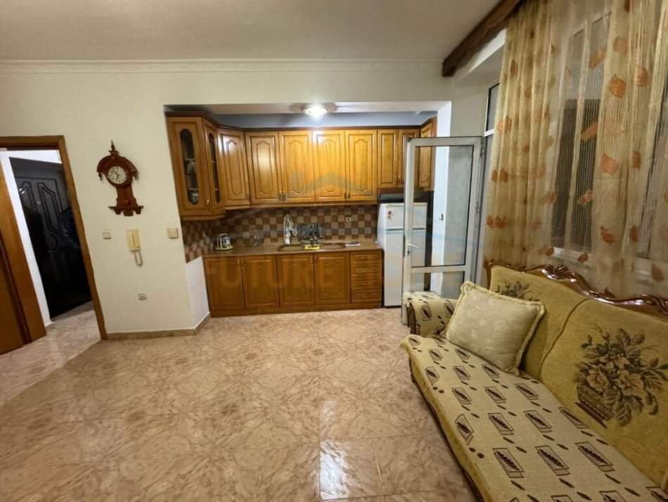 Korce, jepet me qera apartament 1+1 Kati 5, 70 m² 250 € (Lagjia 16)