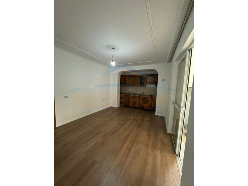 Tirane, jepet me qera apartament 2+1+Ballkon Kati 3, 100 m² 700 € (Myslym Shyri)