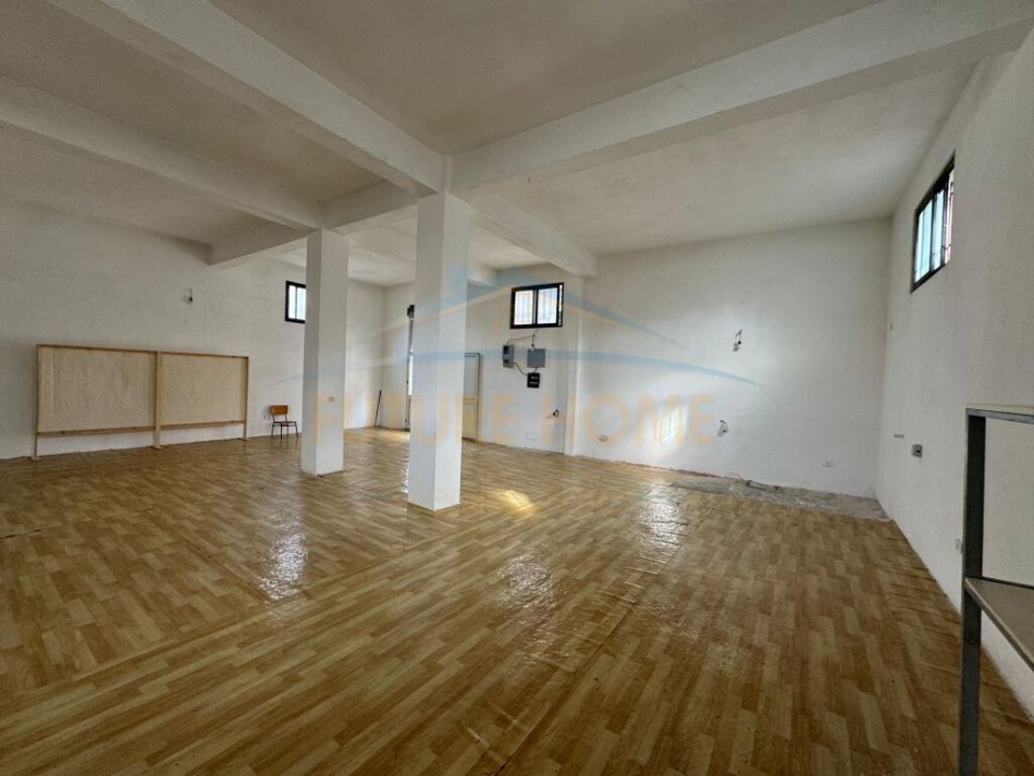 Durres, jap me qera ambjent biznesi Kati 0, 170 m² 320 € (ish rajoni)