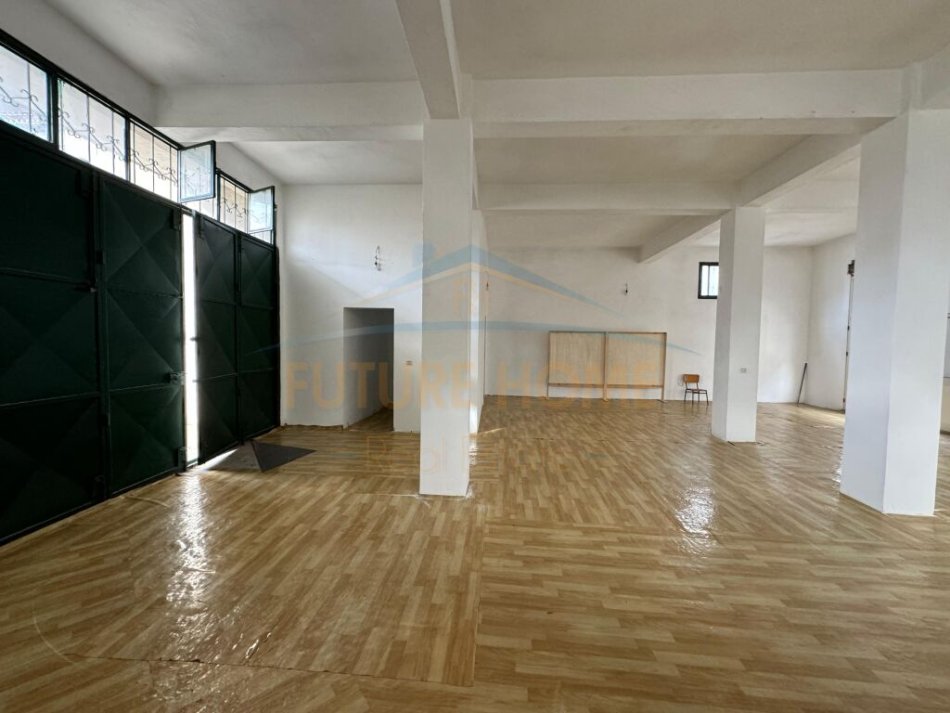 Durres, jap me qera ambjent biznesi Kati 0, 170 m² 320 € (ish rajoni)