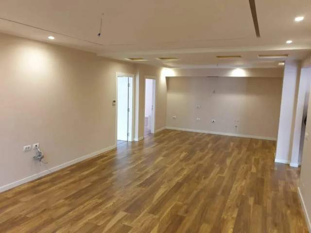 jepet me qera ambjent biznesi Kati 1, 160 m² 1.200 Euro (rruga e elbasanit)