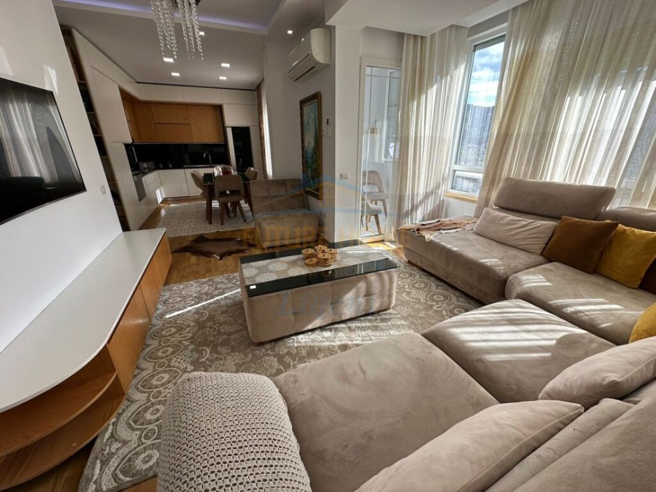 Tirane, shes apartament 3+1+Ballkon Kati 3, 123 m² 270.000 € (Kopshti Botanik + post parkimi)