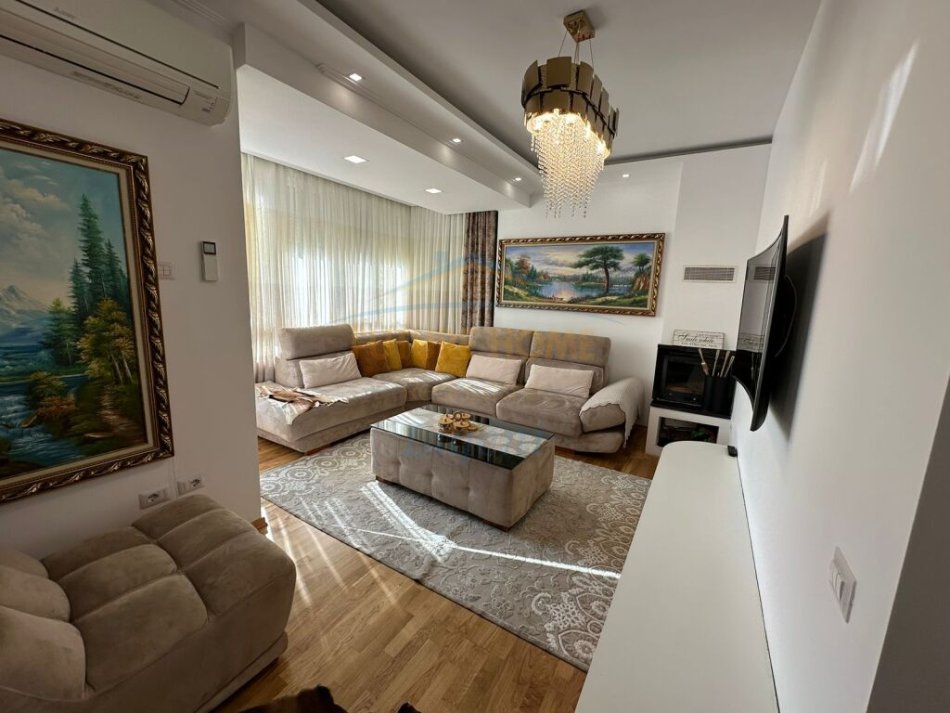 Tirane, shes apartament 3+1+Ballkon Kati 3, 123 m² 270.000 € (Kopshti Botanik + post parkimi)