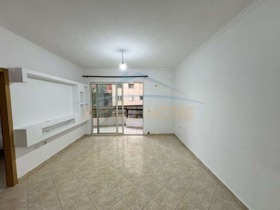 Tirane, shitet apartament 1+1+Ballkon Kati 1, 55 m² 77.000 € (Unaza e Re)