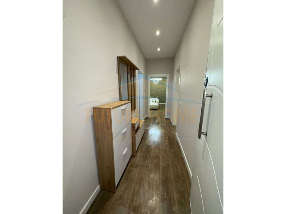 Tirane, jepet me qera apartament 1+1 Kati 1, 81 m² 700 € (Selite)