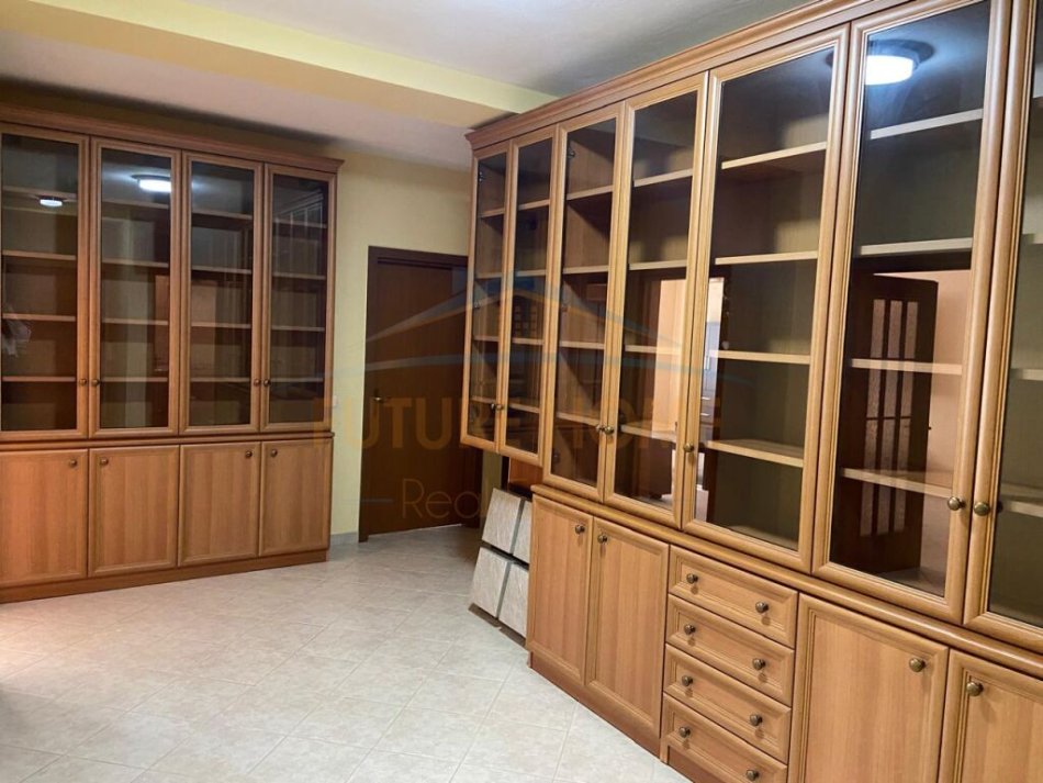 Tirane, jepet me qera apartament 2+1 Kati 4, 90 m² 650 € (SHKOLLA E BALETIT)