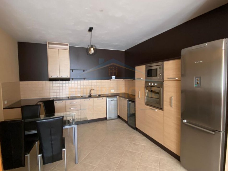 Tirane, jepet me qera apartament 2+1+Ballkon Kati 4, 90 m² 650 € (Shkolla e Baletit)