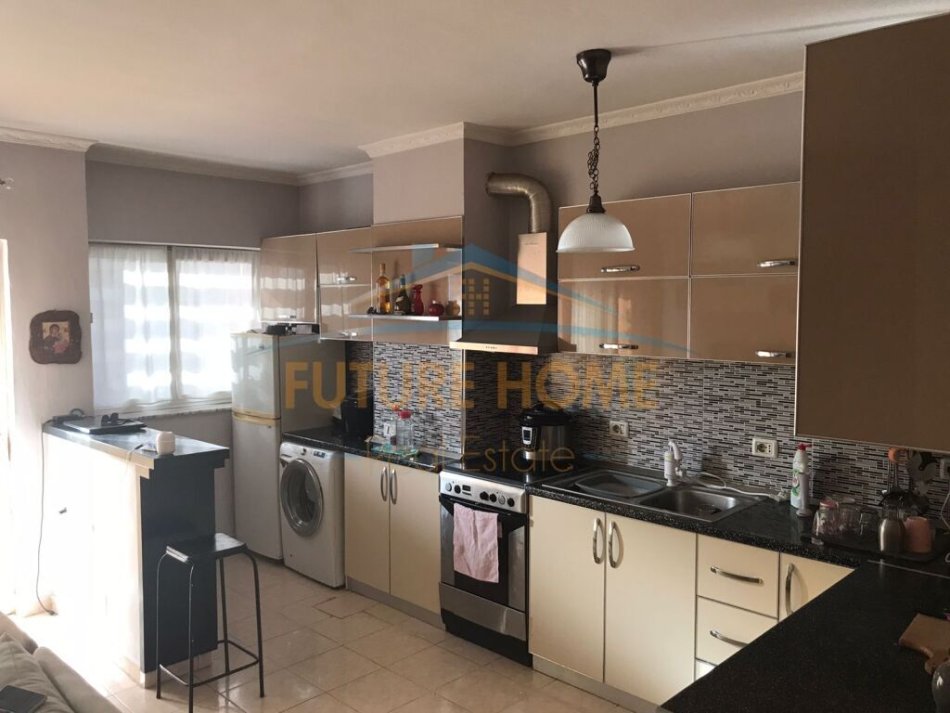 Tirane, shitet apartament 2+1+Ballkon Kati 5, 82 m² 125.000 € (Fusha Aviacionit)