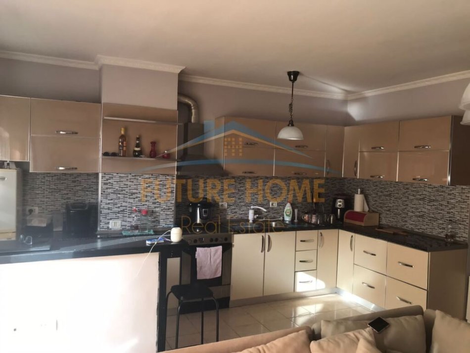 Tirane, shitet apartament 2+1+Ballkon Kati 5, 82 m² 125.000 € (Fusha Aviacionit)