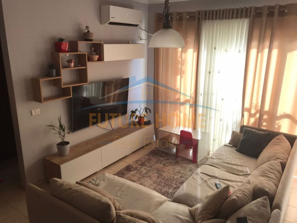 Tirane, shitet apartament 2+1+Ballkon Kati 5, 82 m² 125.000 € (Fusha Aviacionit)