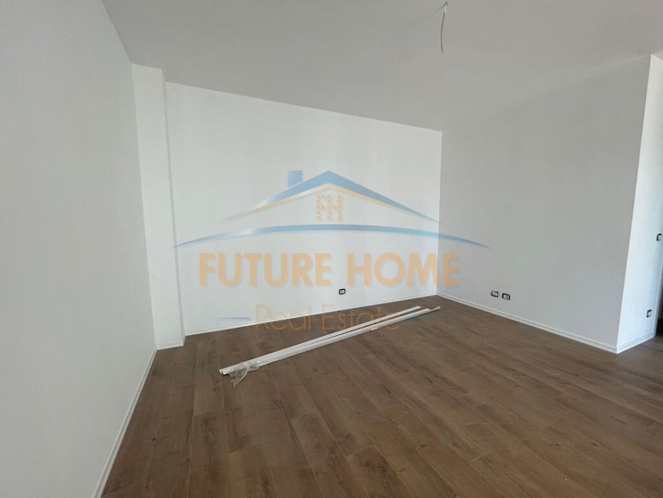 Tirane, jepet me qera apartament 2+1+Aneks+Ballkon Kati 1, 108 m² 700 € (Dogana)