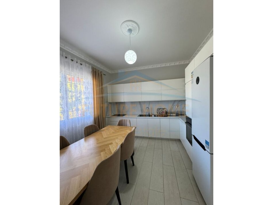 ALF45387 Tirane, jepet me qera 3 Katshe Kati 4, 847 m² 3.000 € (tufine)