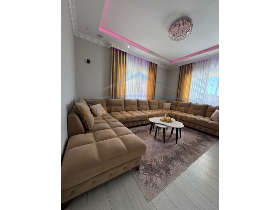ALF45387 Tirane, jepet me qera 3 Katshe Kati 4, 847 m² 3.000 € (tufine)