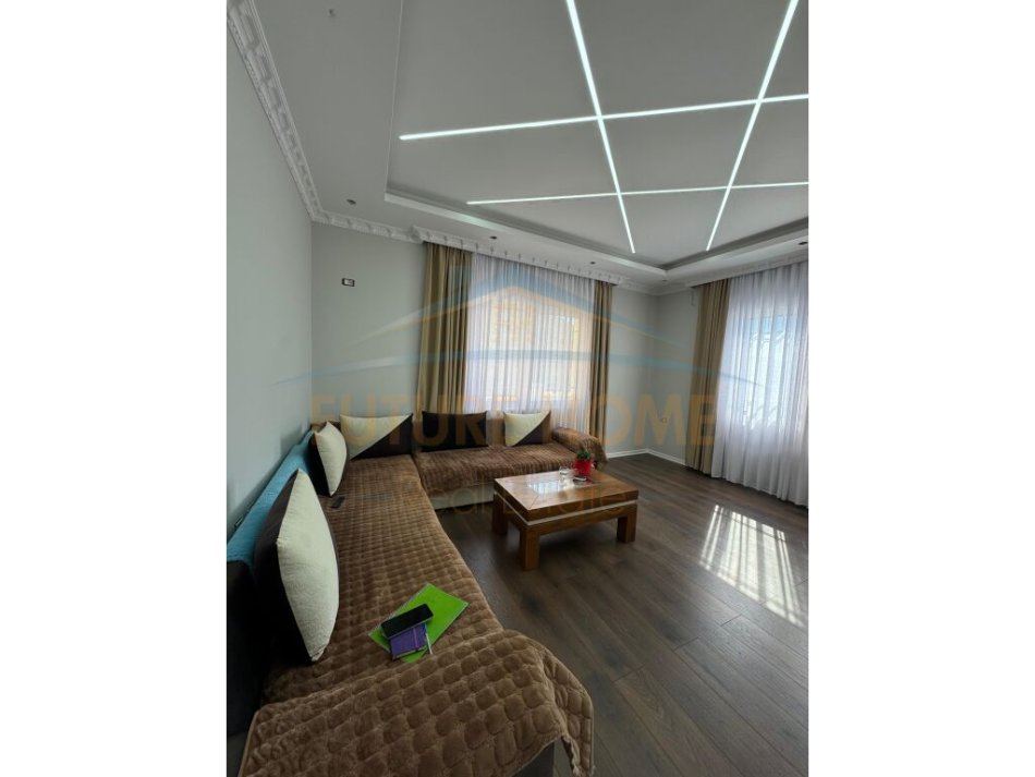 ALF45387 Tirane, jepet me qera 3 Katshe Kati 4, 847 m² 3.000 € (tufine)