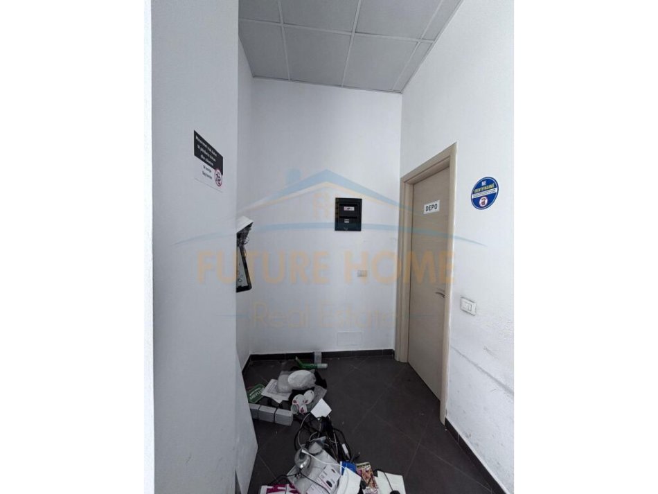 Tirane, jepet me qera ambjent biznesi Kati 0, 162 m² 1.000 € (21 Dhjetori)
